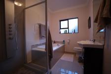 Bathroom 1 - 7 square meters of property in Silver Lakes Golf Estate