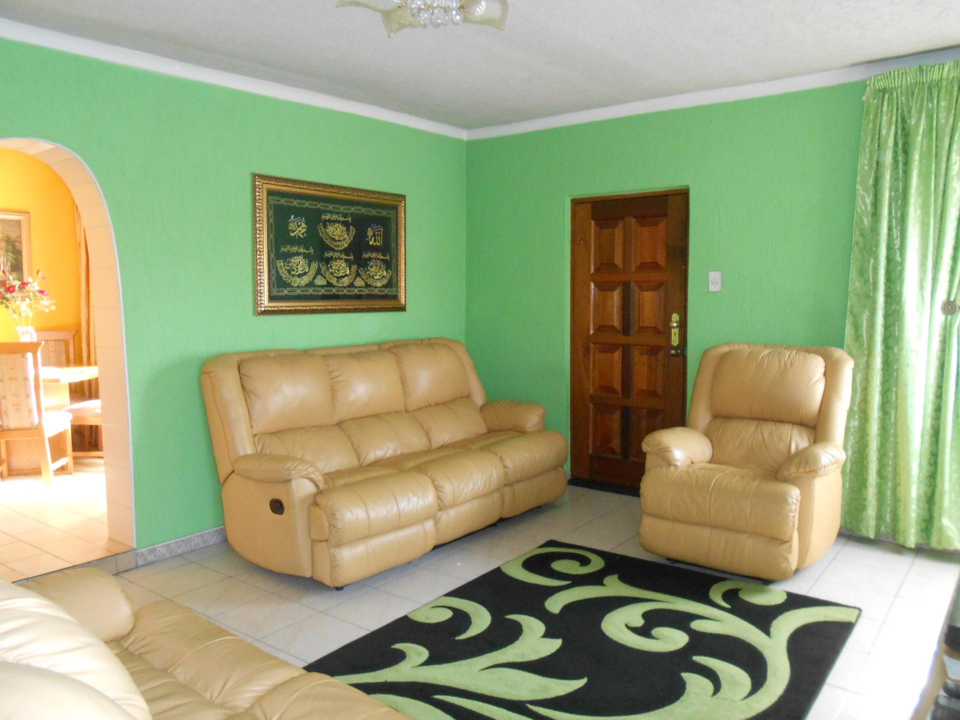 Lounges - 26 square meters of property in Lenasia