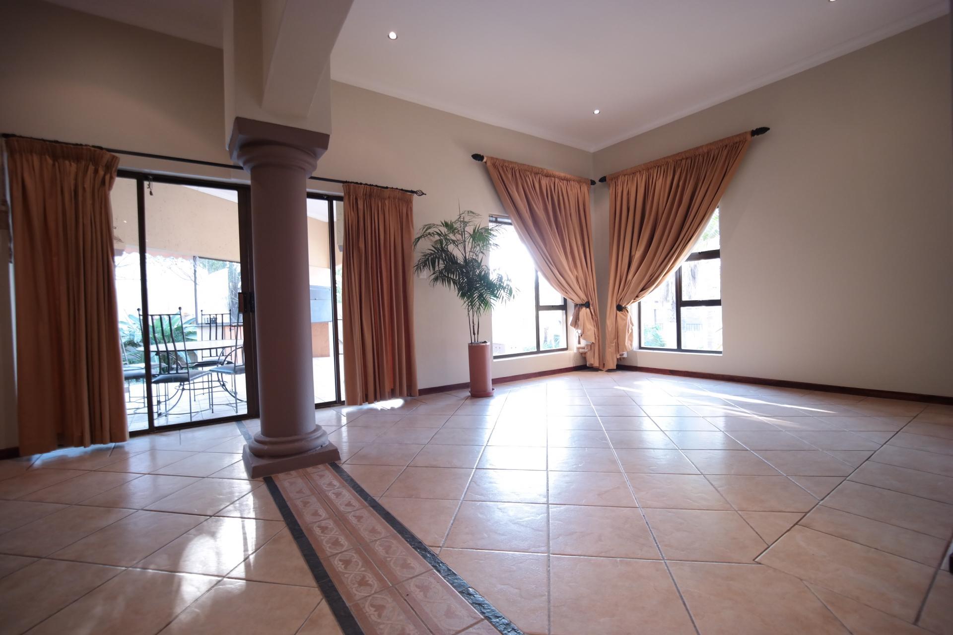 Lounges - 37 square meters of property in Woodhill Golf Estate