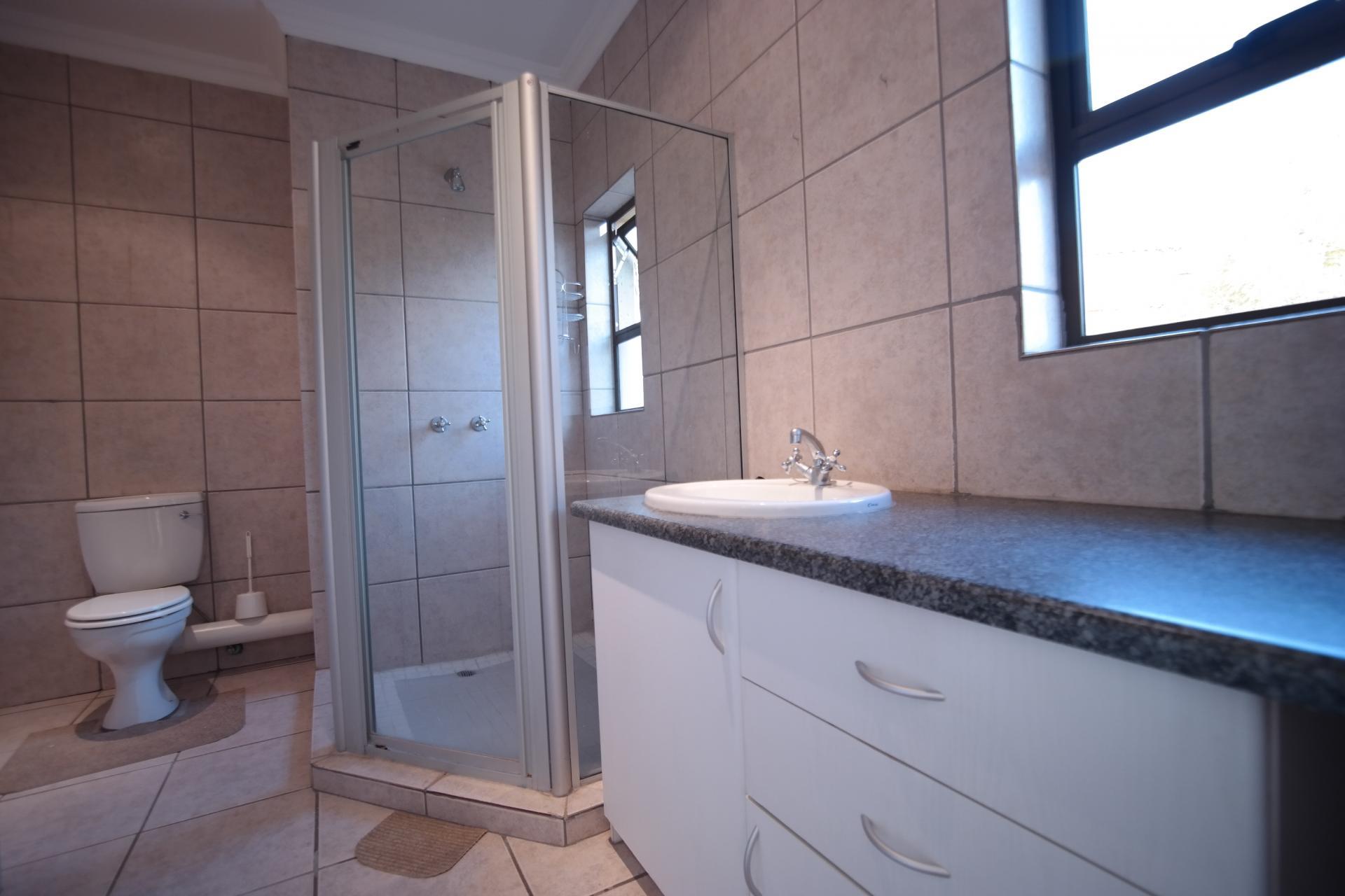 Bathroom 2 - 7 square meters of property in Woodhill Golf Estate