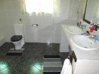 Main Bathroom - 14 square meters of property in Emalahleni (Witbank) 