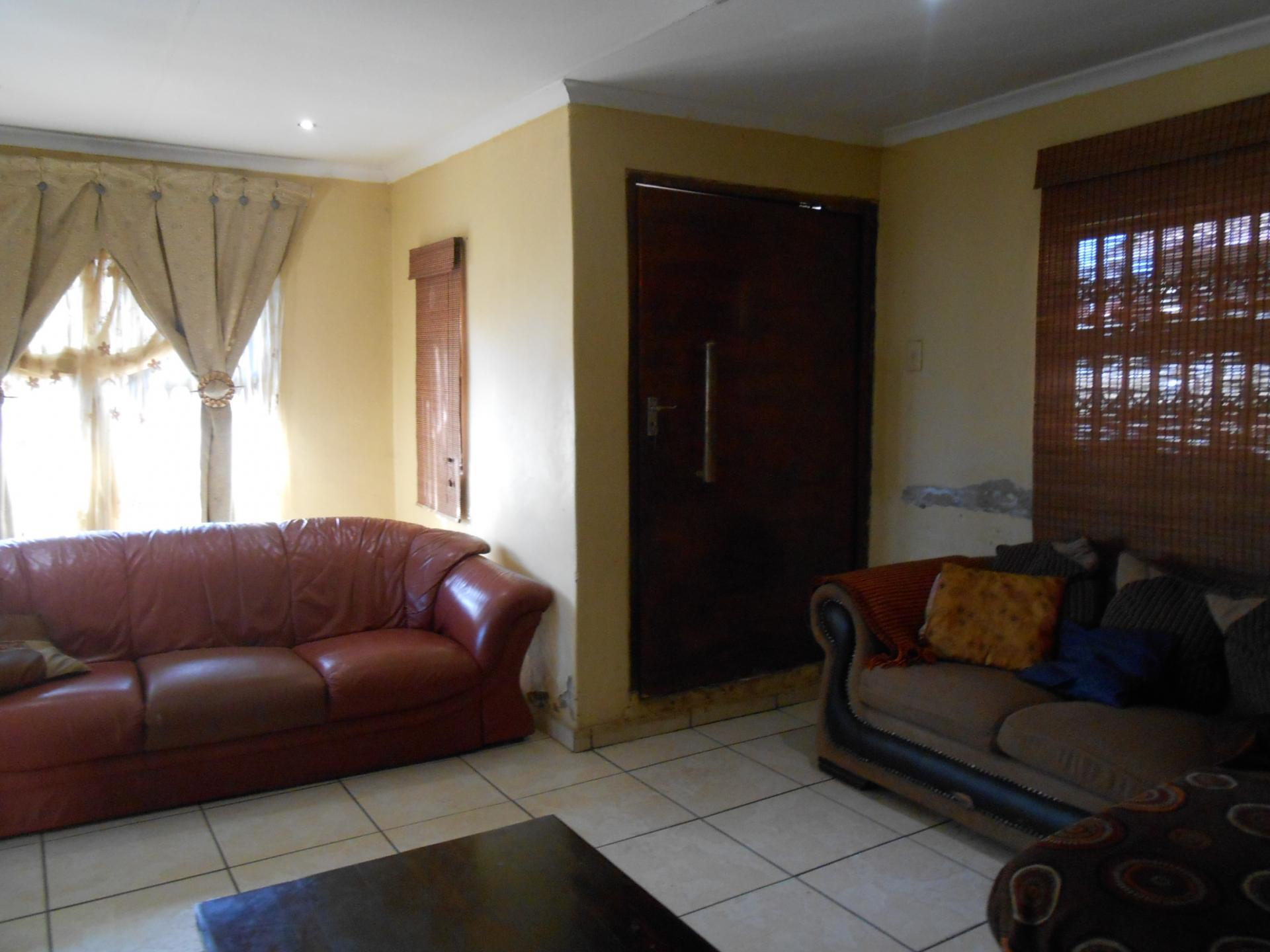 Lounges - 30 square meters of property in Dobsonville