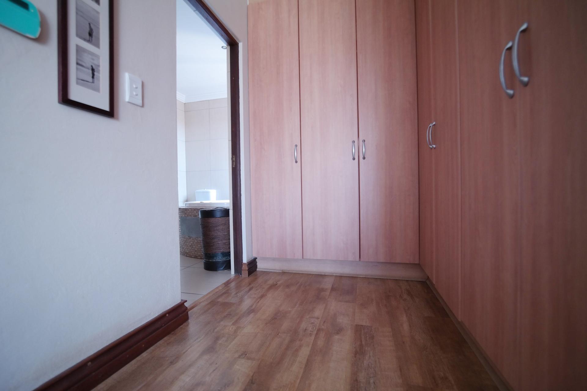 Main Bedroom - 25 square meters of property in The Wilds Estate