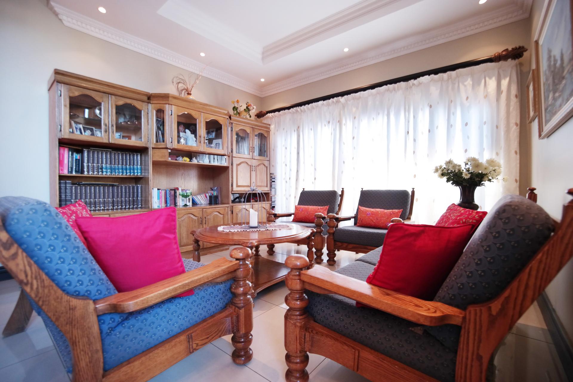 Lounges - 21 square meters of property in The Wilds Estate