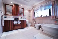 Main Bathroom - 14 square meters of property in The Wilds Estate