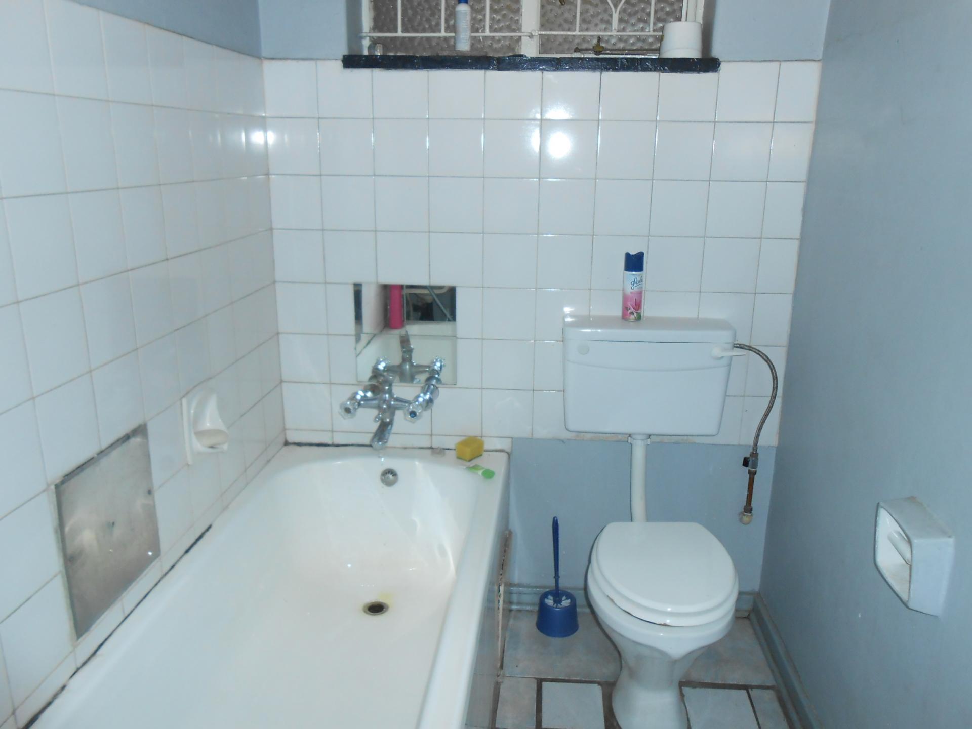 Main Bathroom - 5 square meters of property in Rustenburg