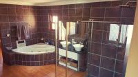Main Bathroom - 14 square meters of property in Emalahleni (Witbank) 