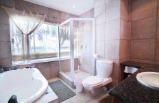 Bathroom 2 - 2 square meters of property in Woodhill Golf Estate