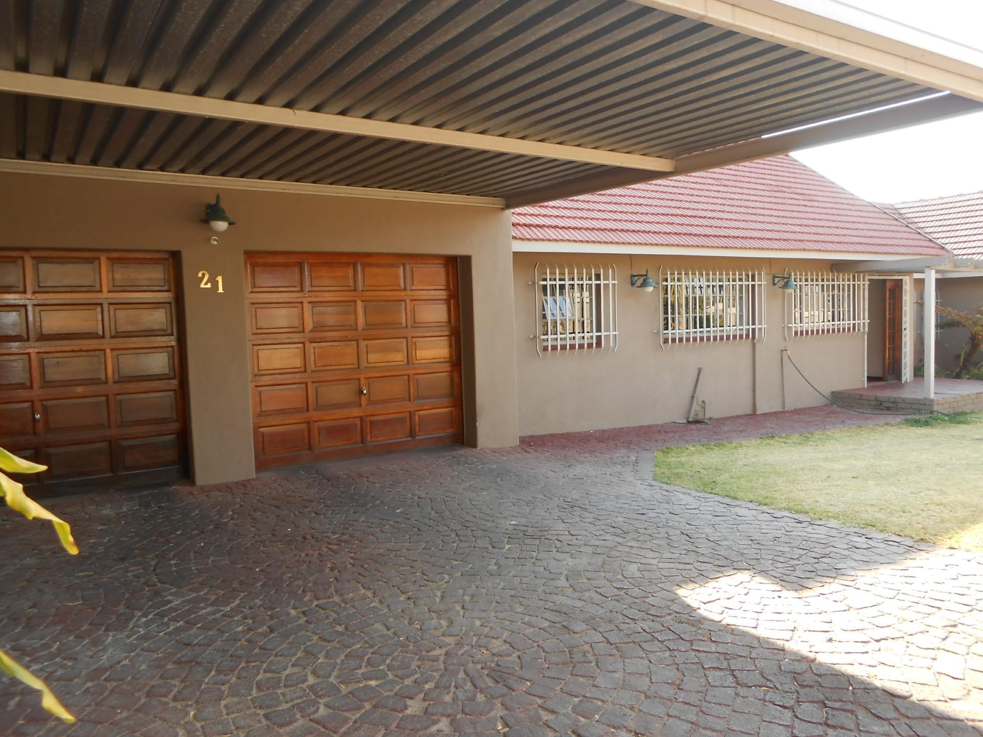 Front View of property in Glen Marais