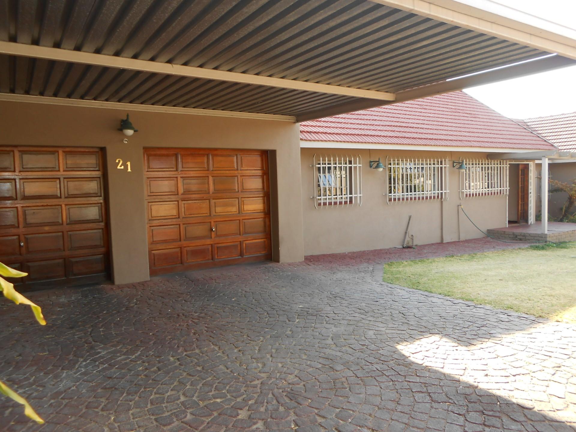 Front View of property in Glenmarais (Glen Marais)