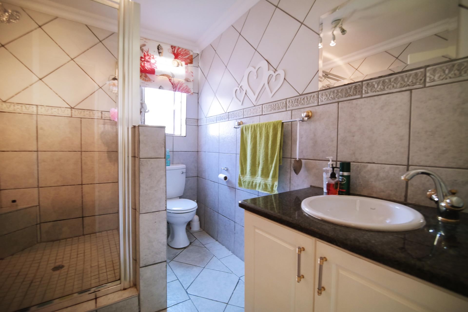 Bathroom 1 - 2 square meters of property in Silver Lakes Golf Estate
