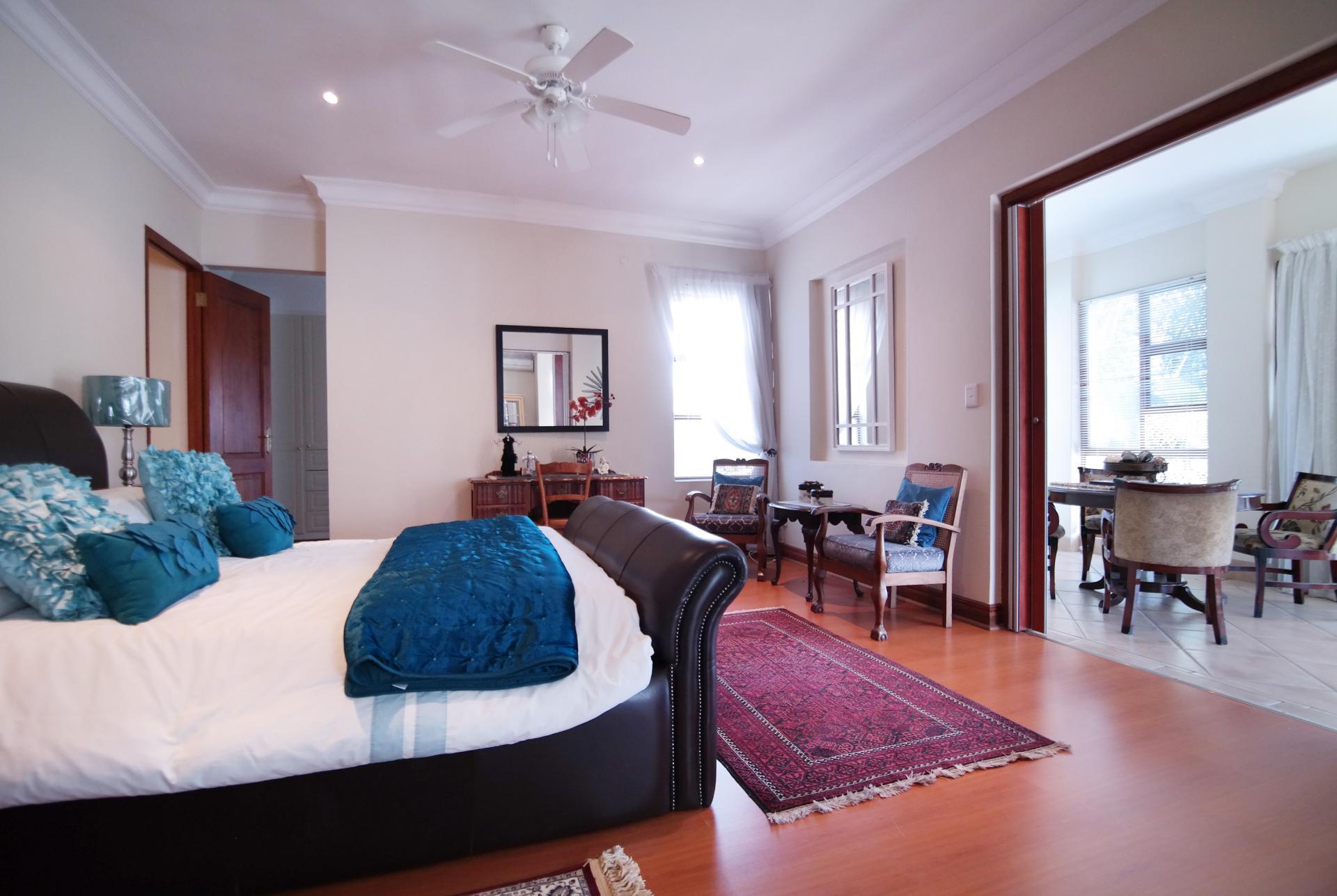 Main Bedroom - 35 square meters of property in Woodhill Golf Estate