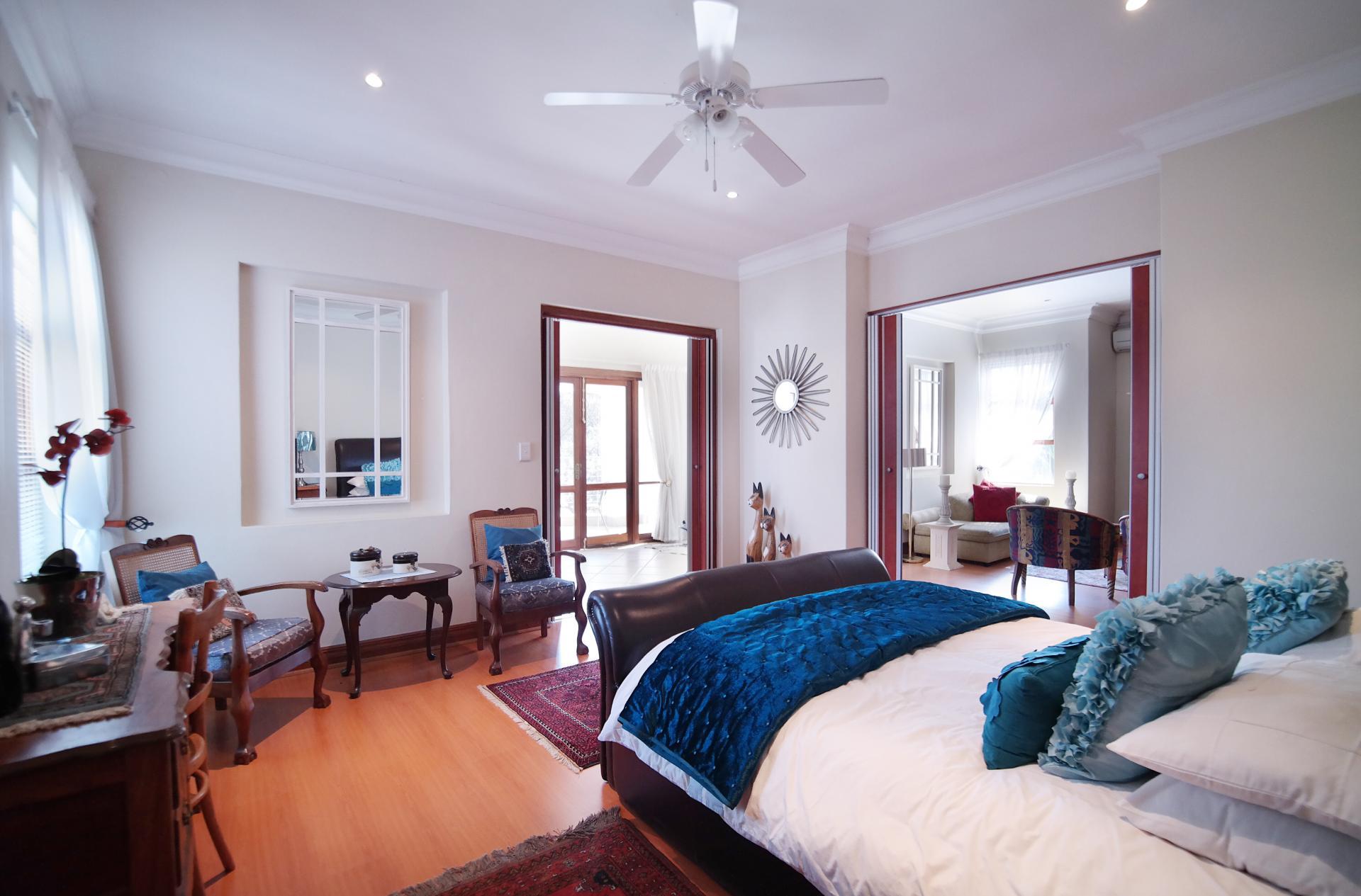 Main Bedroom - 35 square meters of property in Woodhill Golf Estate