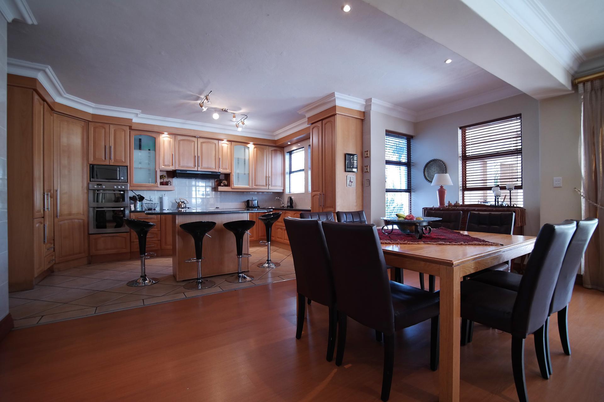 Dining Room - 25 square meters of property in Woodhill Golf Estate