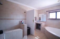 Main Bathroom - 10 square meters of property in Woodhill Golf Estate