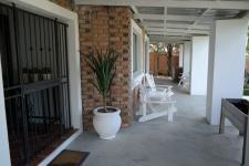 Patio - 18 square meters of property in Somerset West