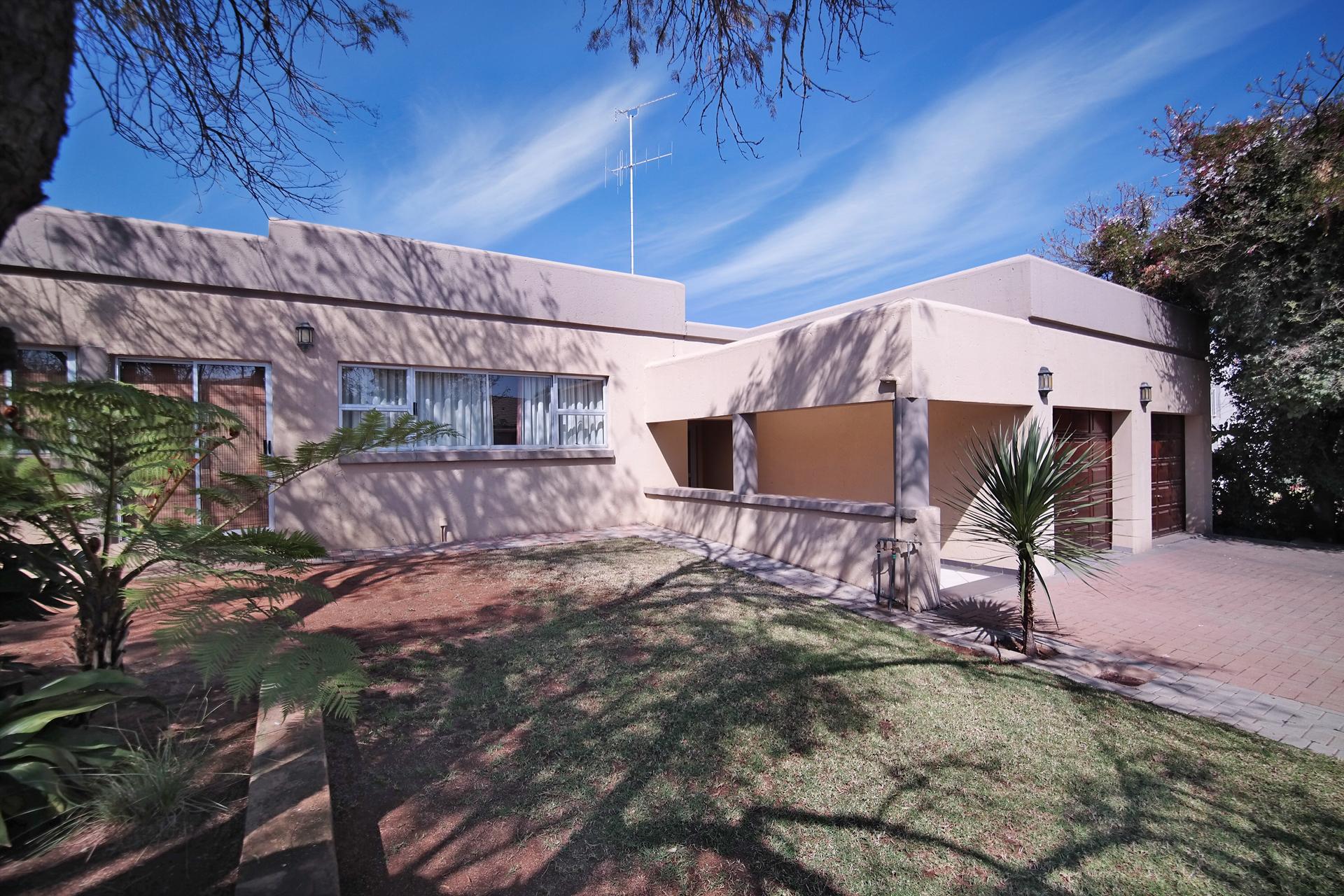 Front View of property in Silver Lakes Golf Estate