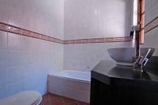 Bathroom 2 - 7 square meters of property in Silver Lakes Golf Estate