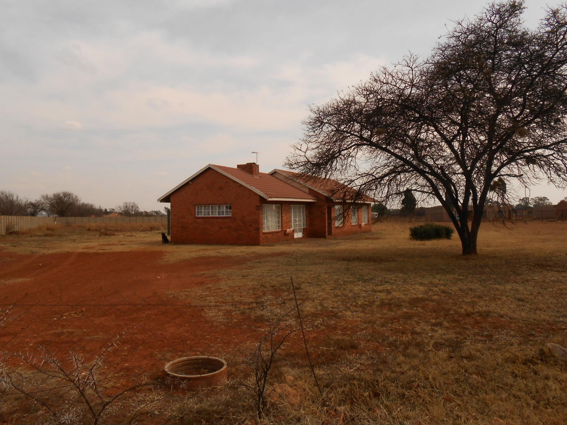 Front View of property in De Deur Estates