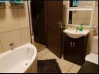 Bathroom 1 - 10 square meters of property in Meerhof