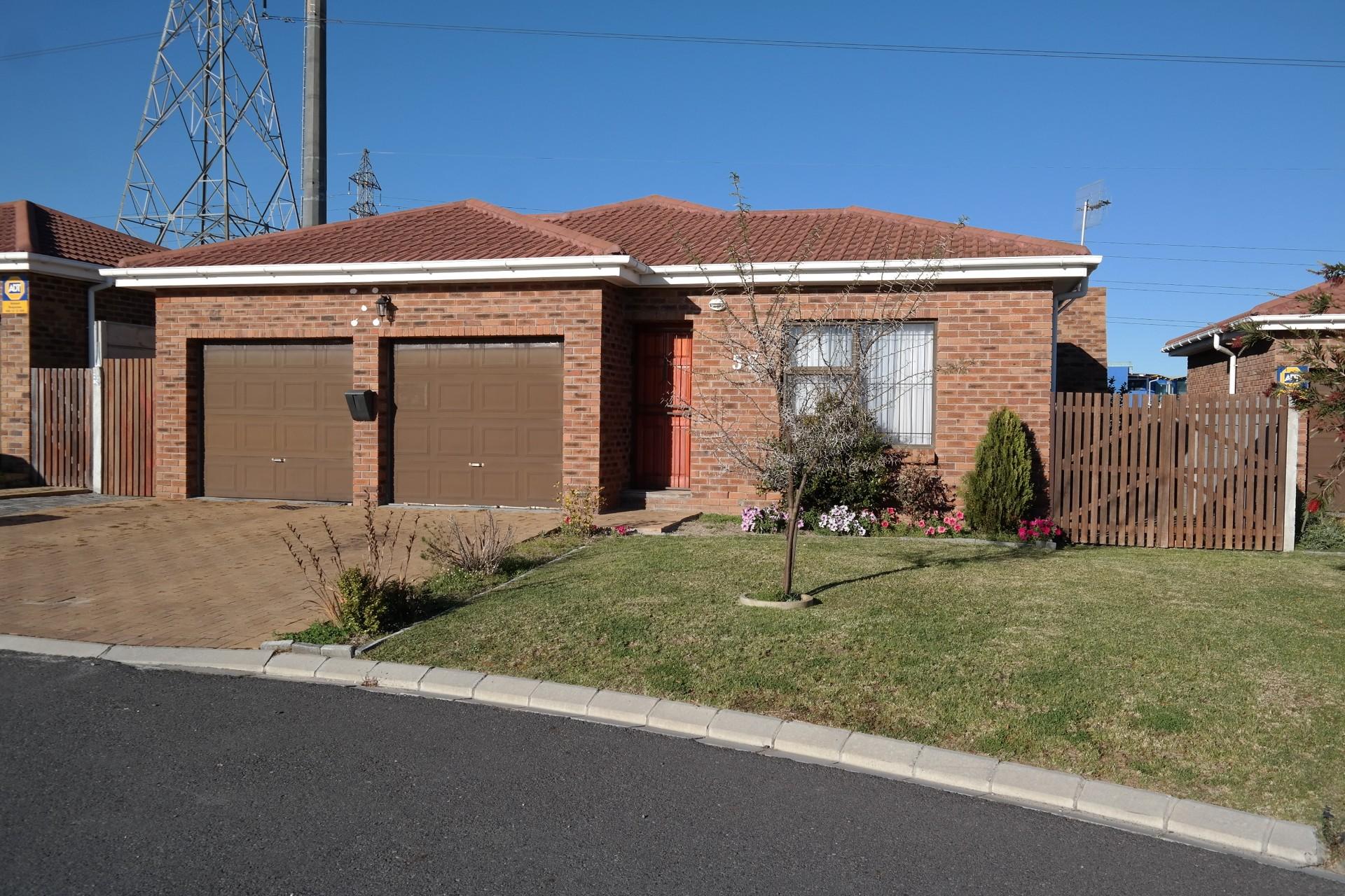 Front View of property in Rouxville - CPT