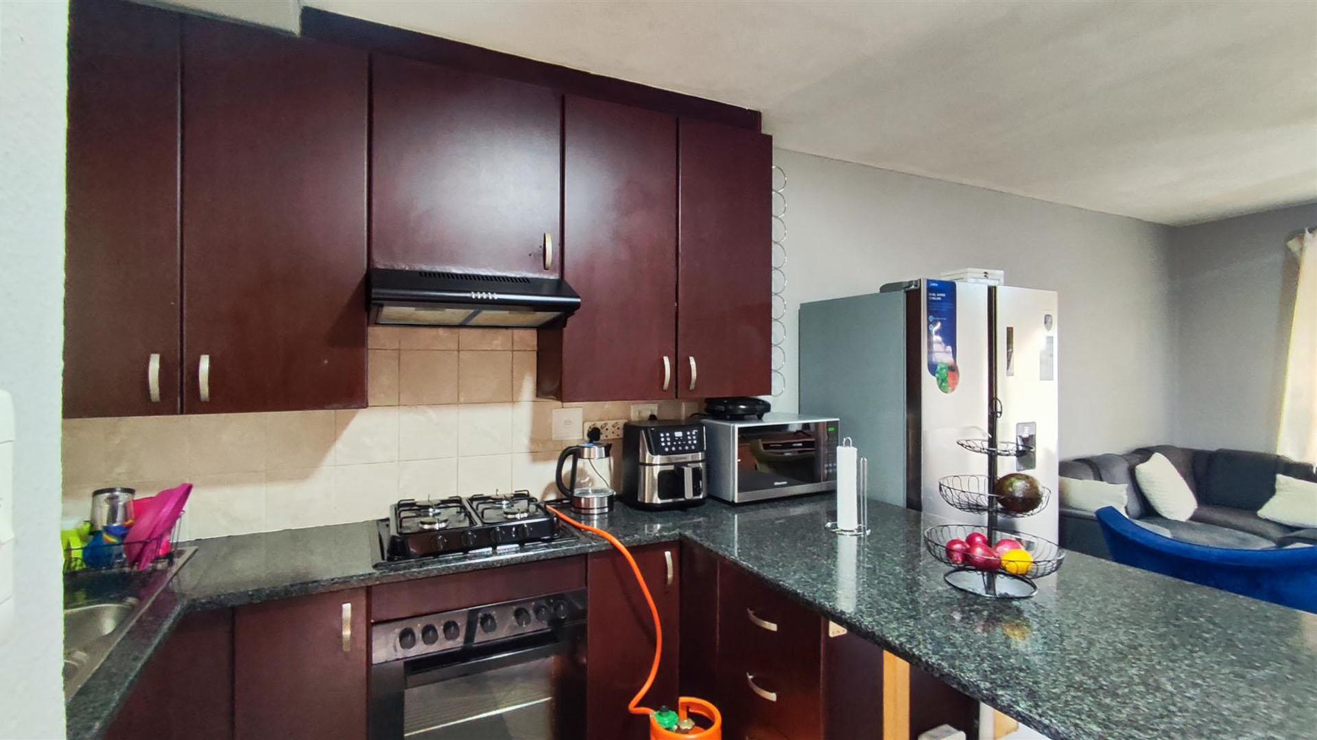 Kitchen - 6 square meters of property in Ravensklip