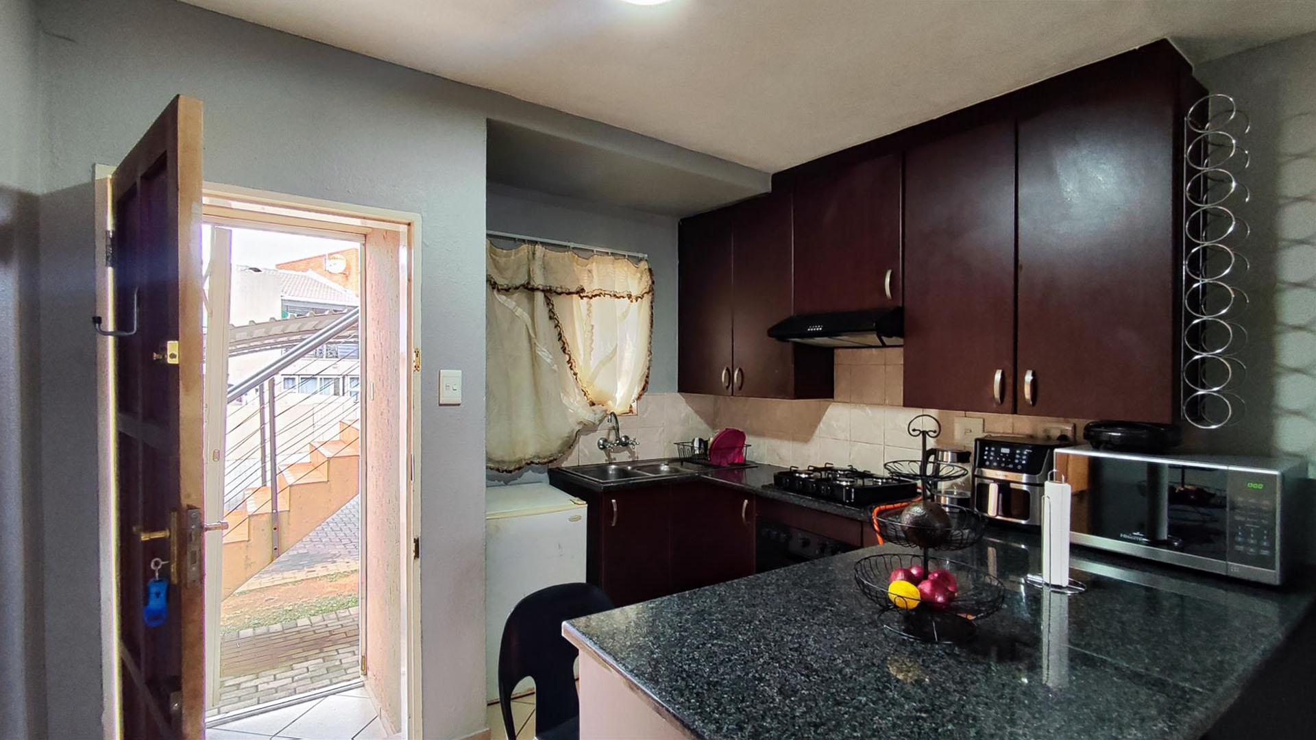 Kitchen - 6 square meters of property in Ravensklip