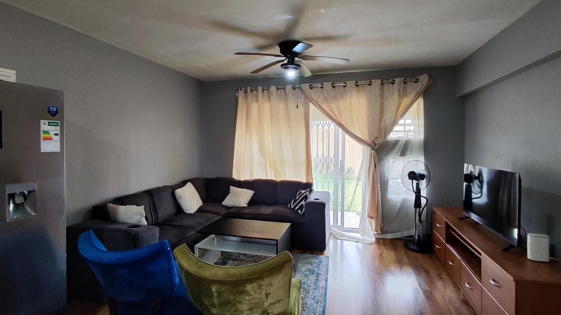 Lounges - 21 square meters of property in Ravensklip