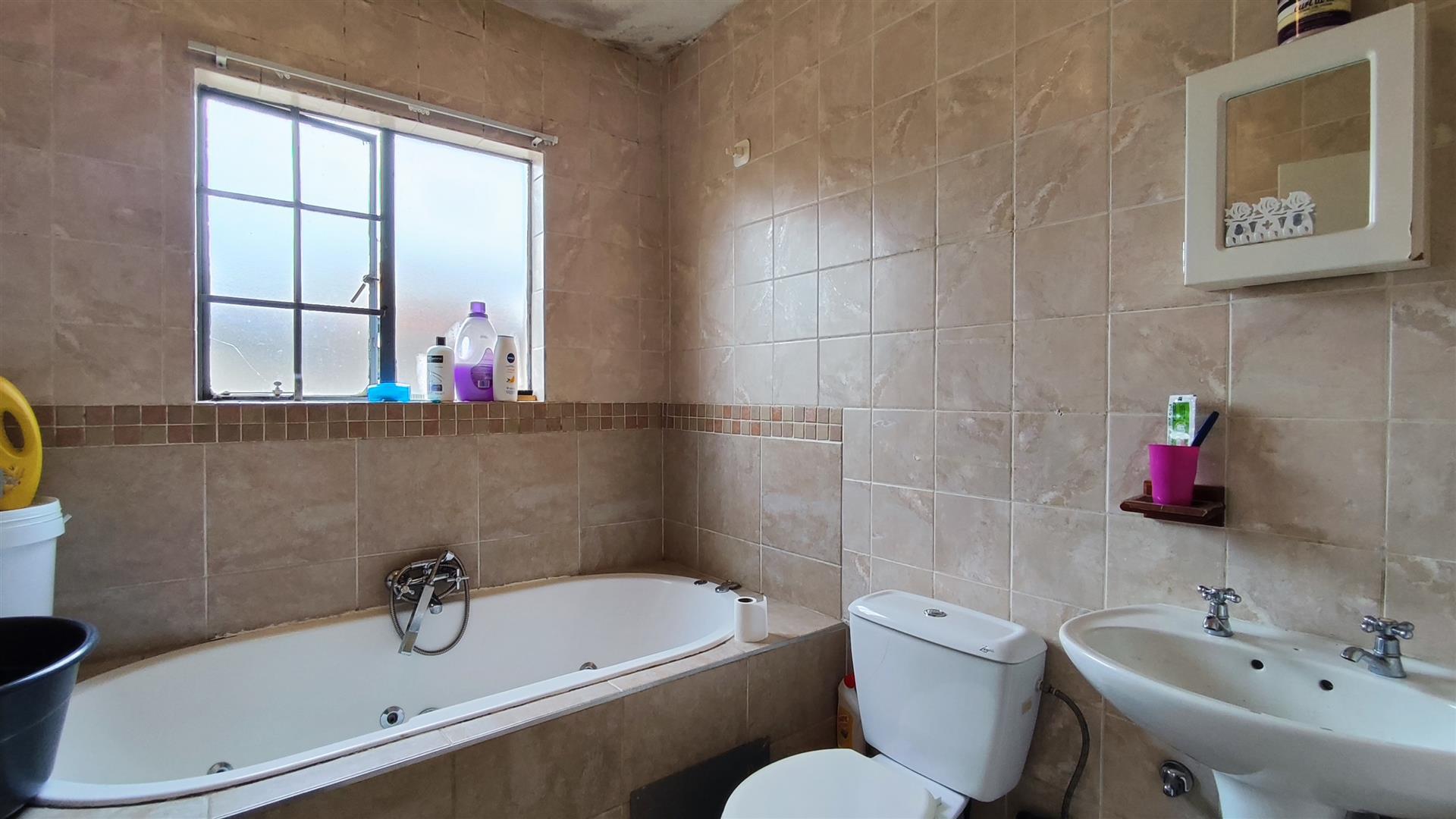 Bathroom 1 - 5 square meters of property in Ravensklip