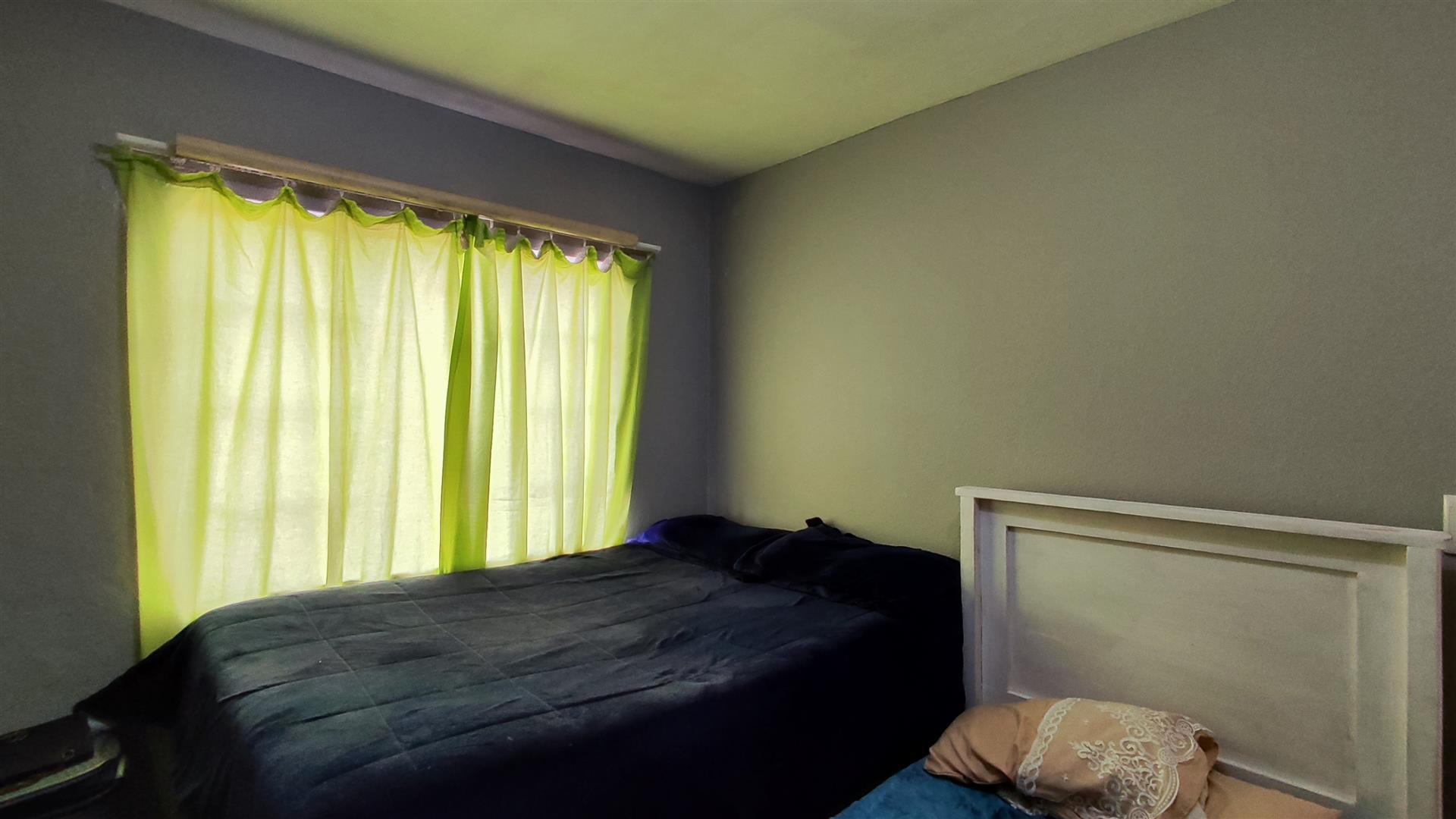 Bed Room 1 - 11 square meters of property in Ravensklip