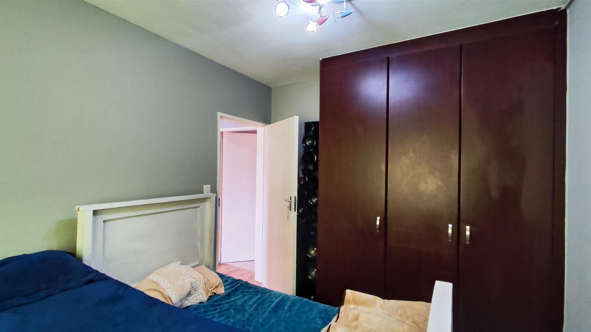 Bed Room 1 - 11 square meters of property in Ravensklip