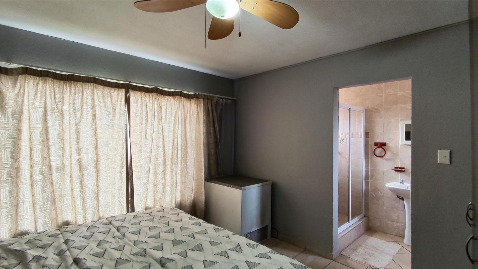 Main Bedroom - 15 square meters of property in Ravensklip