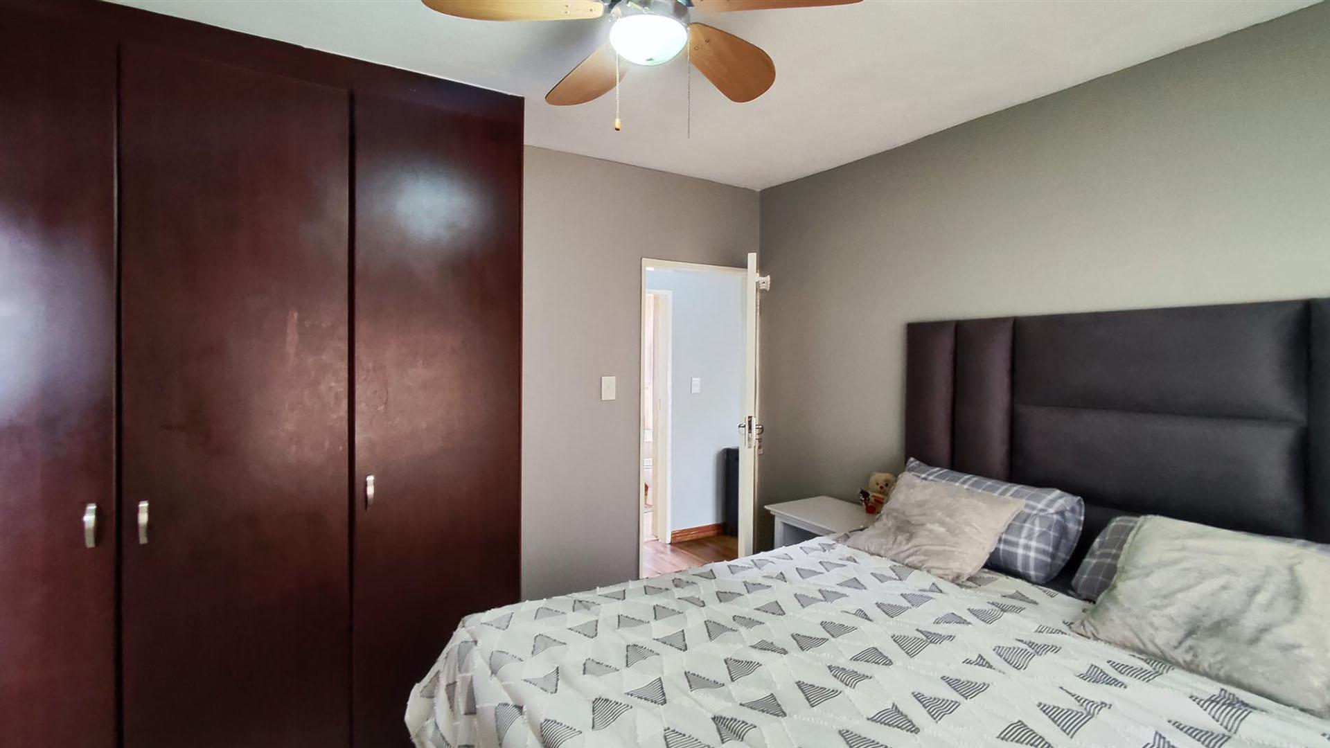 Main Bedroom - 15 square meters of property in Ravensklip