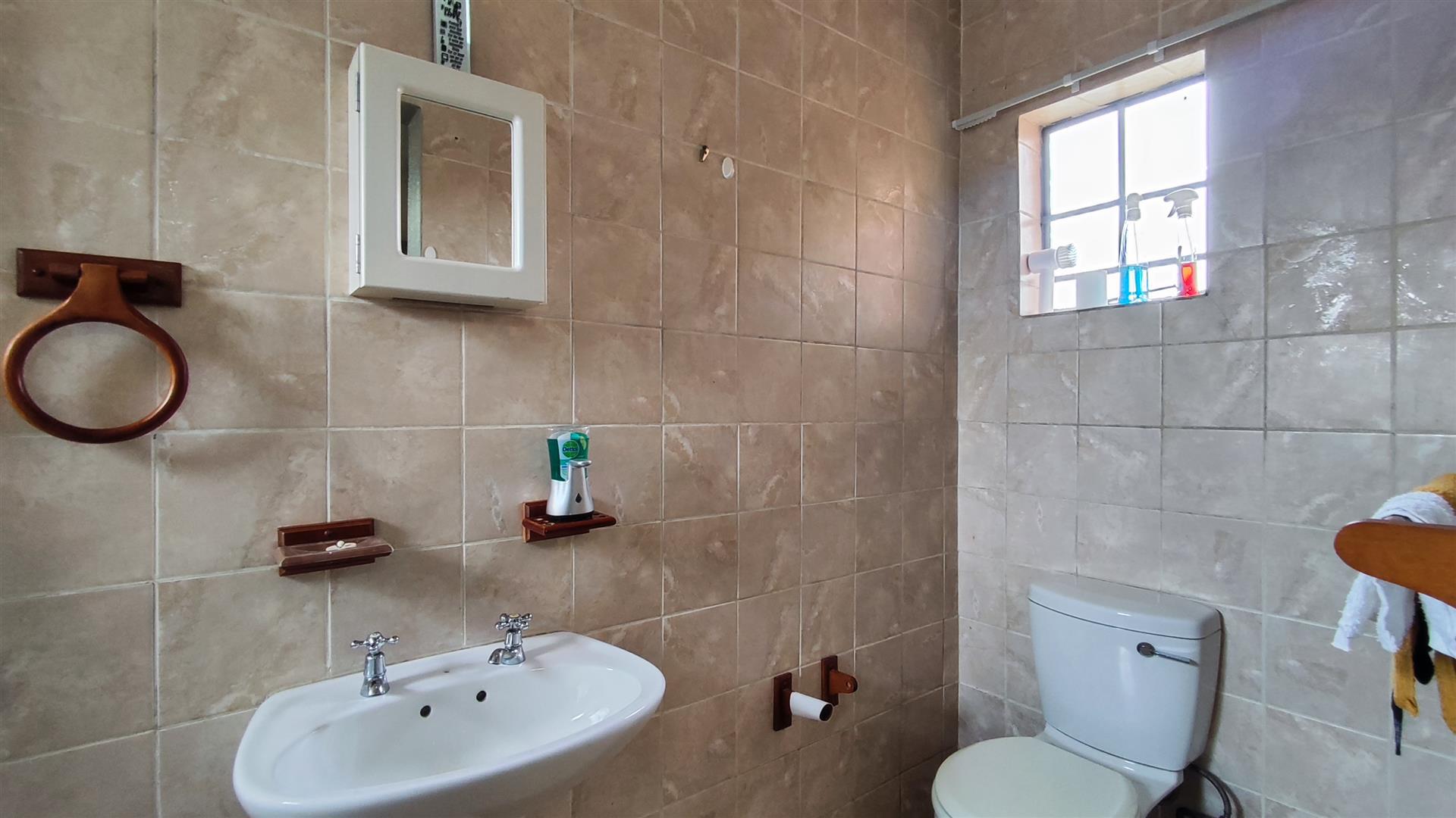 Main Bathroom - 5 square meters of property in Ravensklip