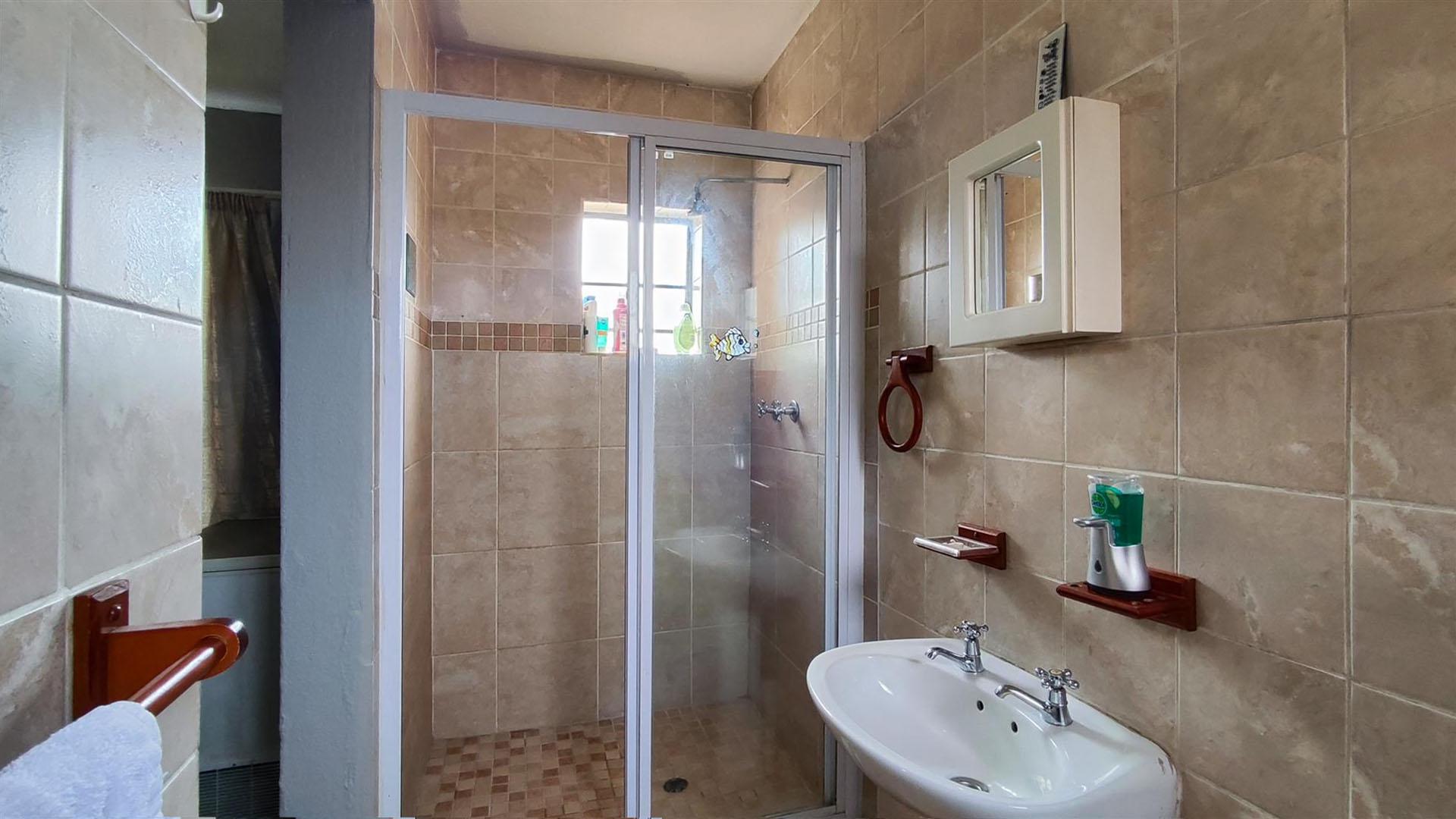 Main Bathroom - 5 square meters of property in Ravensklip