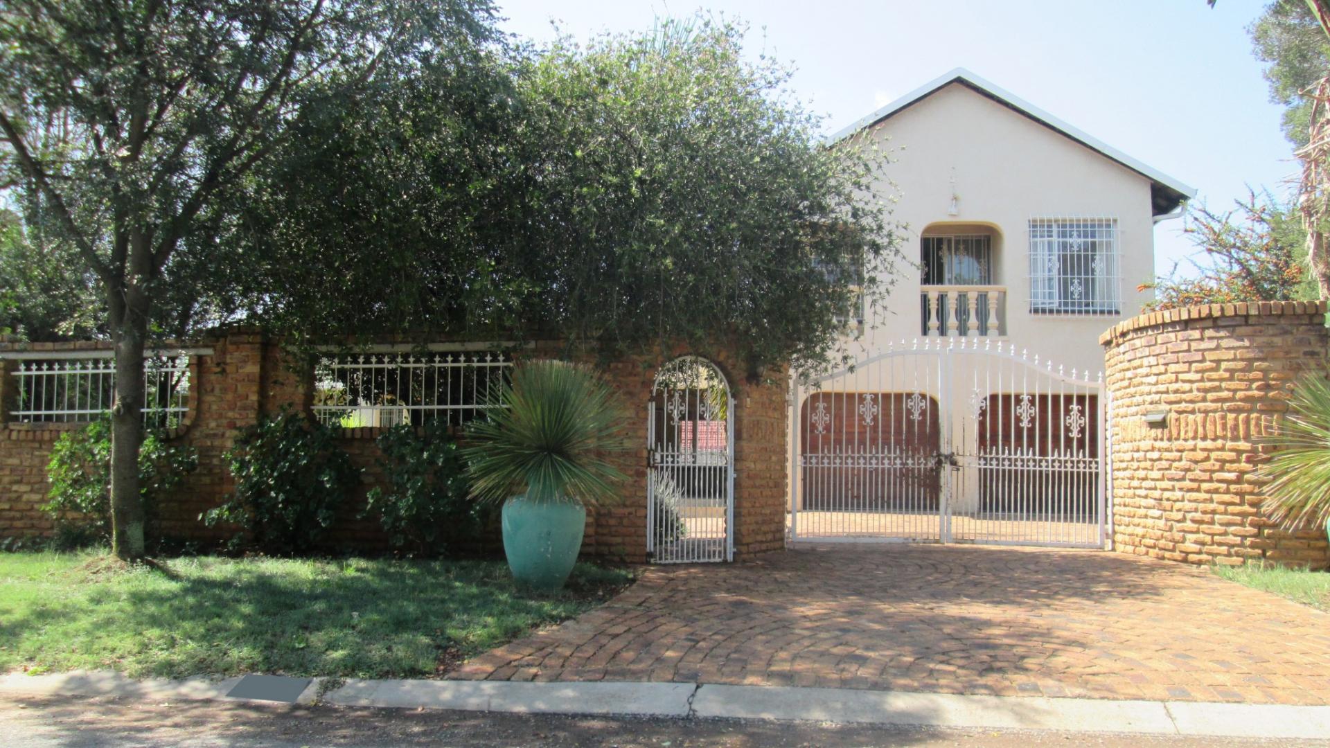Front View of property in Glen Marais