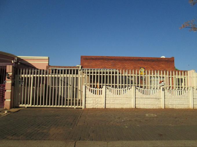 4 Bedroom House for Sale For Sale in Lenasia - Private Sale - MR116740