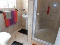 Main Bathroom - 5 square meters of property in Bedworth Park