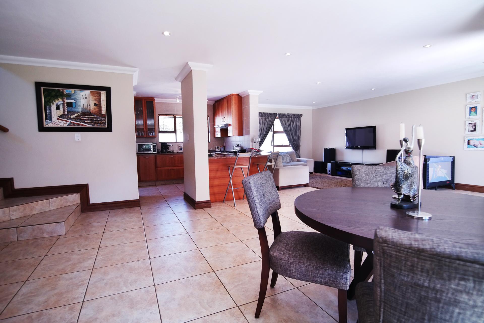 Dining Room - 13 square meters of property in Six Fountains Estate