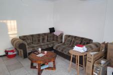 Lounges - 18 square meters of property in Heideveld
