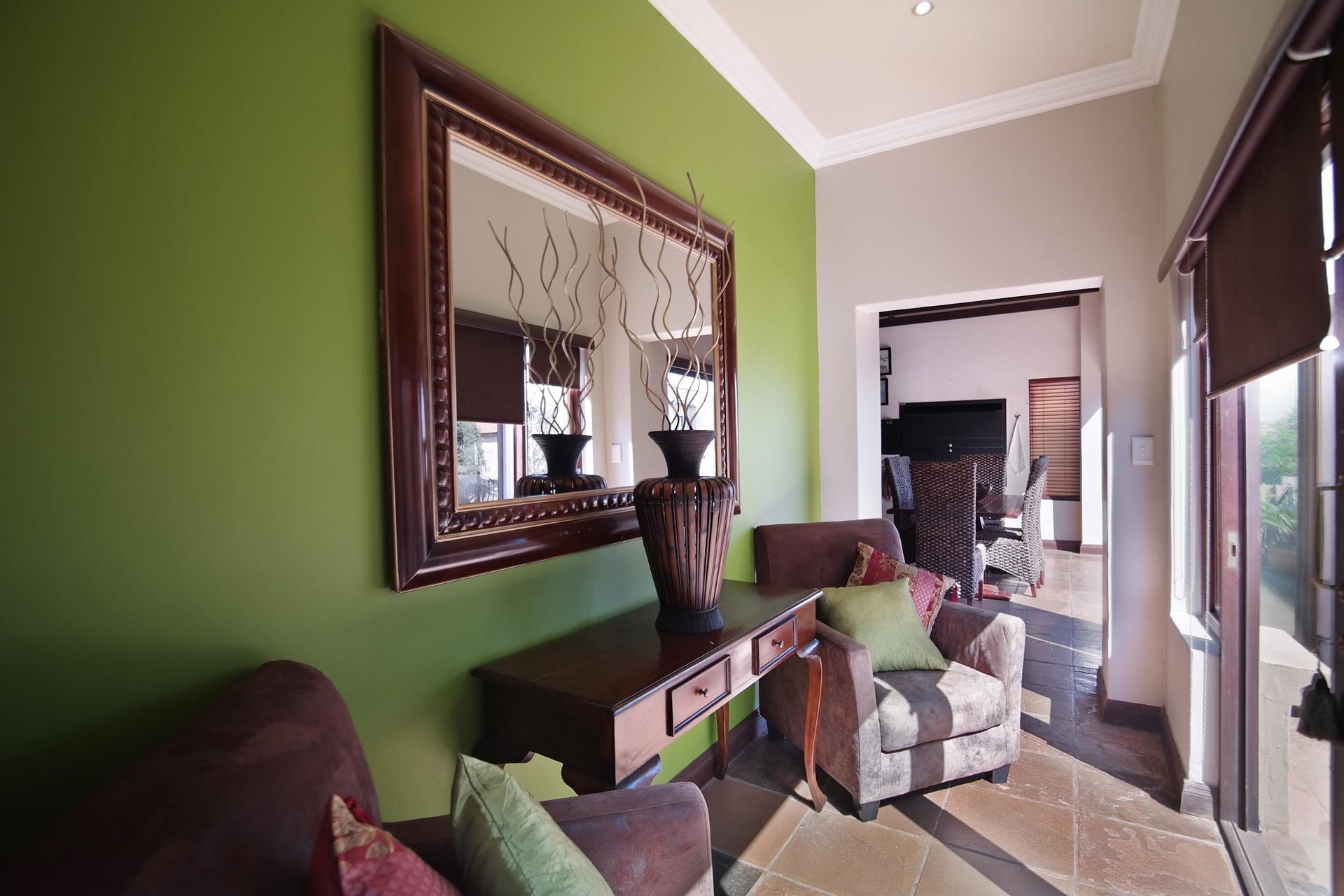 Lounges - 32 square meters of property in The Wilds Estate