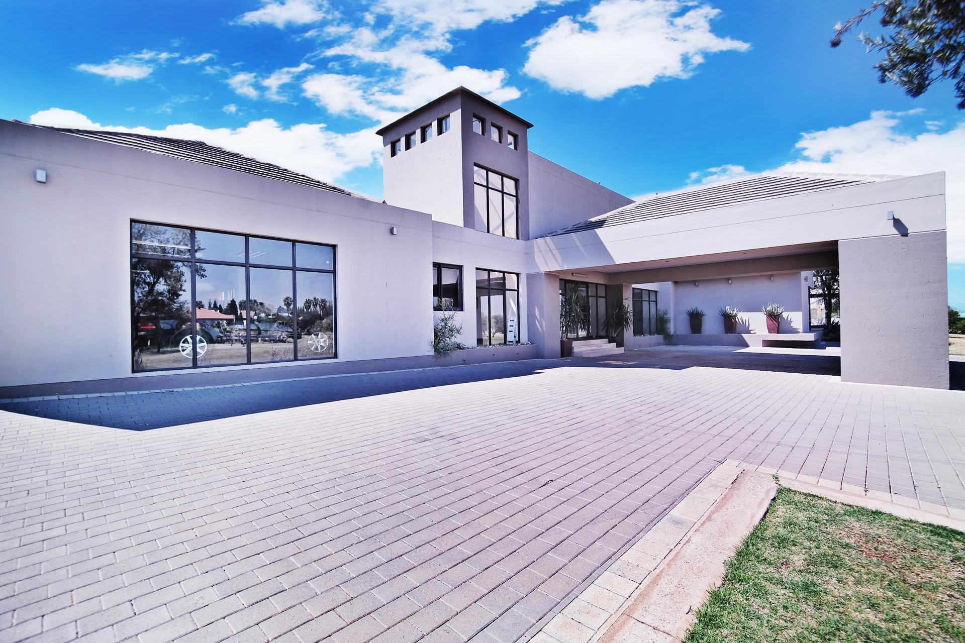 Front View of property in Silver Lakes Golf Estate