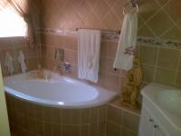 Main Bathroom - 20 square meters of property in Nigel