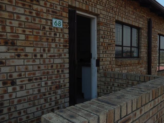 2 Bedroom Apartment for Sale For Sale in Weltevreden Park - Home Sell - MR117346