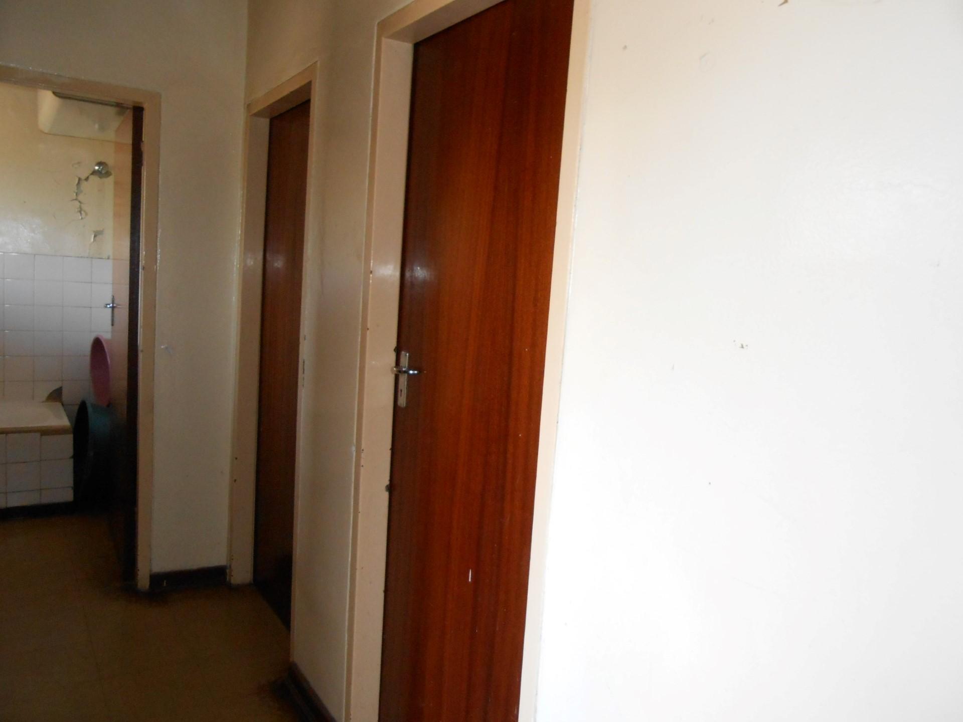 Lounges - 16 square meters of property in Vanderbijlpark