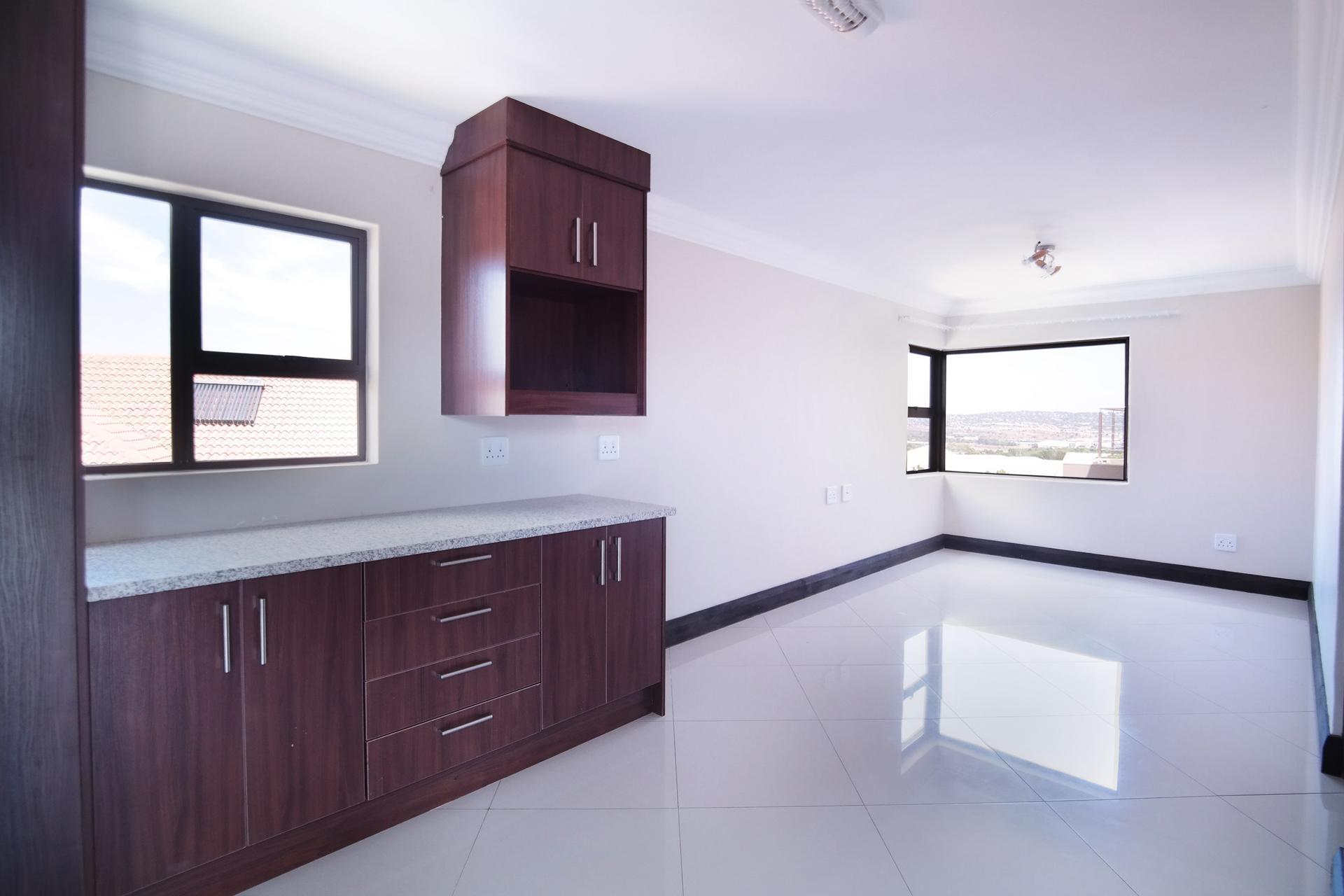 Lounges - 31 square meters of property in The Wilds Estate