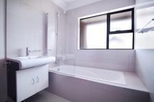 Bathroom 3+ - 14 square meters of property in The Wilds Estate