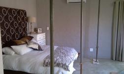 Main Bedroom - 26 square meters of property in Buffelspoort