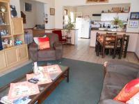 Lounges - 31 square meters of property in Dersley