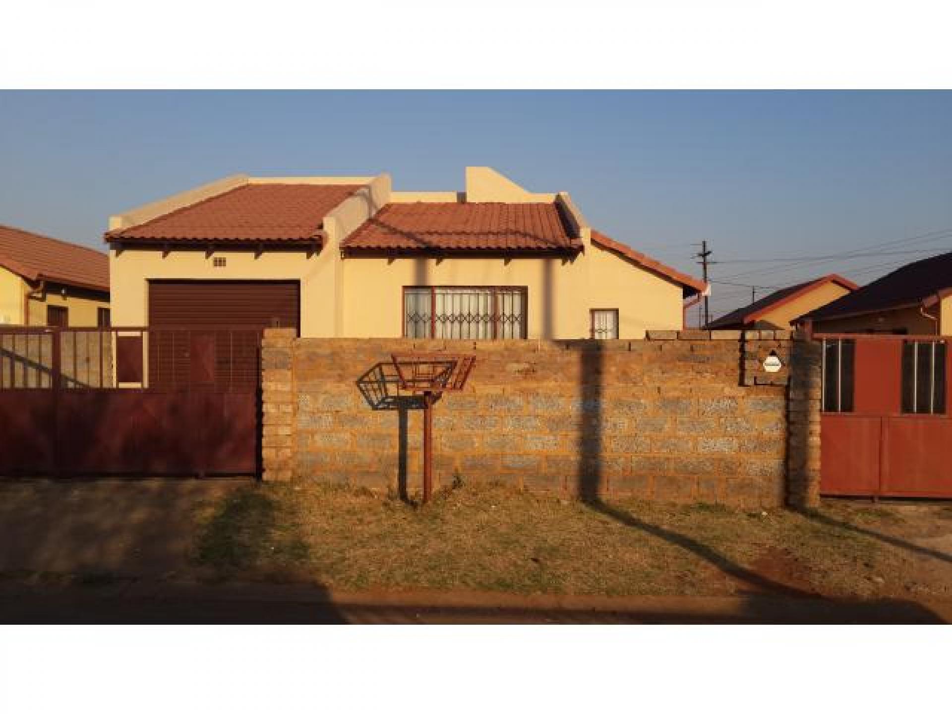 Front View of property in Vosloorus